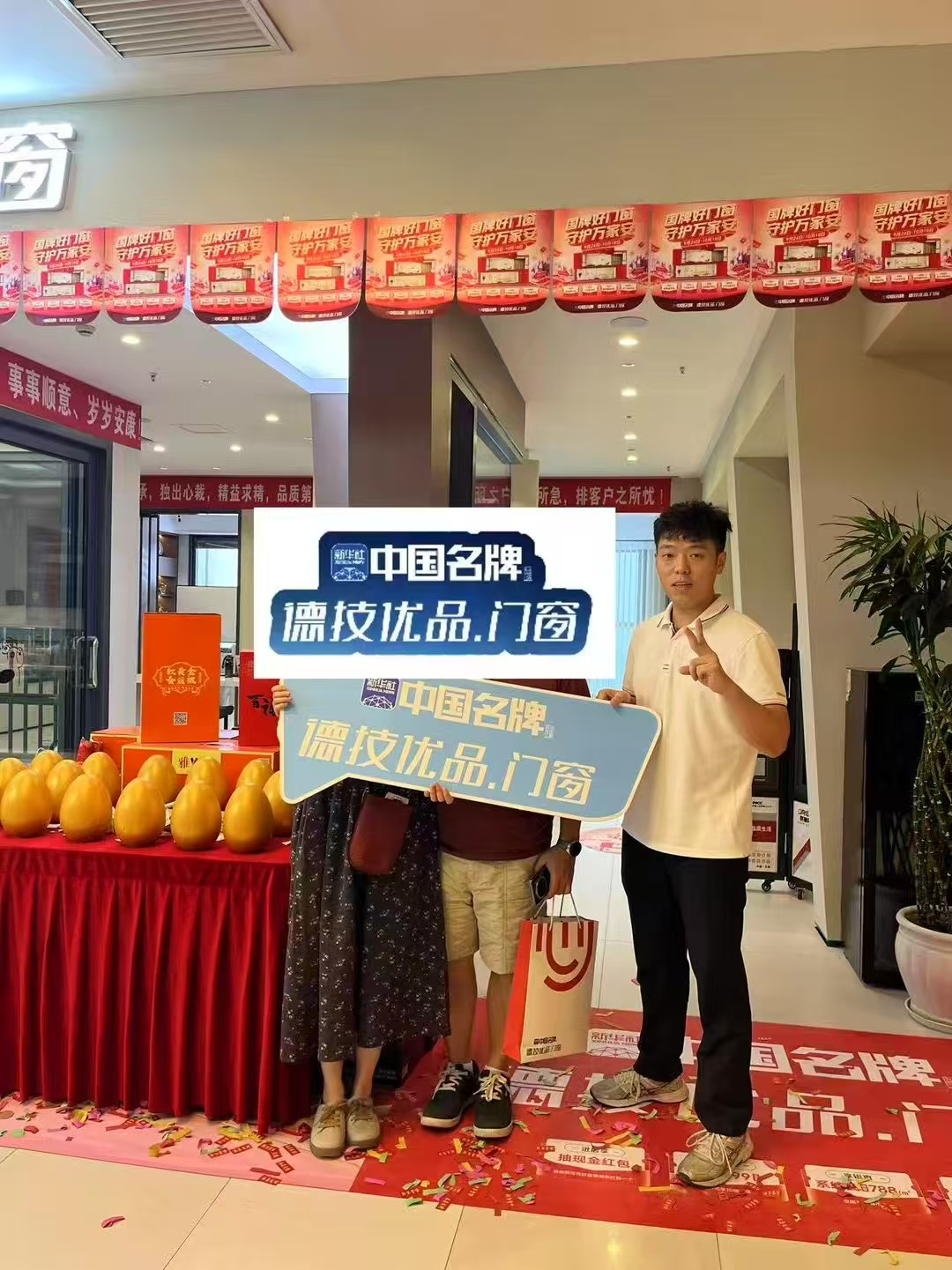 211761038827176688.jpg 与顾客合照1.jpg