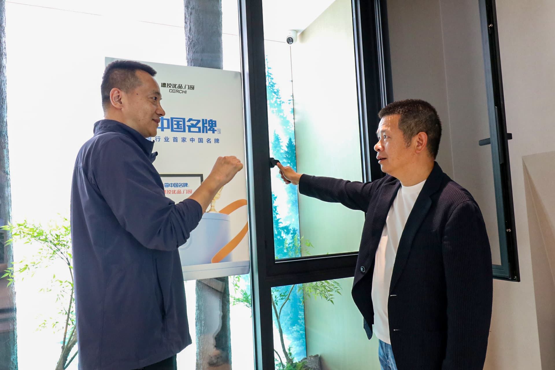 291761726128429978.jpg 搜狐焦点家居总经理郑海云(左)德技优品门窗董事长雷少军(右)_compressed.jpg